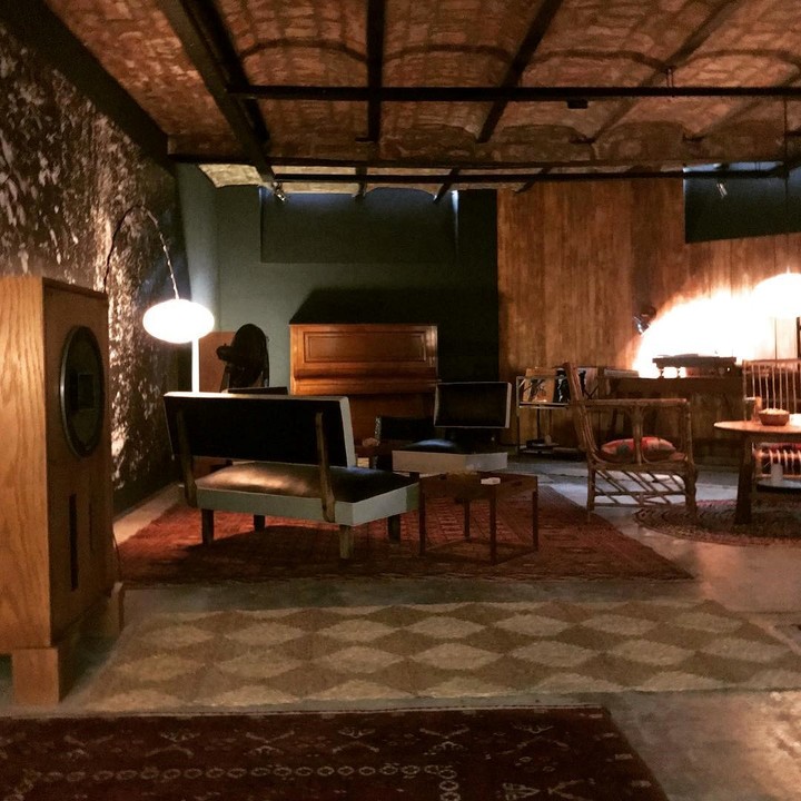 El subsuelo de una librería esconde un jazz kissa (café) para escuchar vinilos.