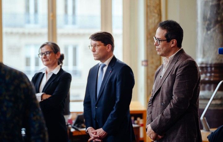 Netia Jones, directora de escena, Alexander Neef, director de la Ópera de París y Leonardo García Alarcón, el director argentino. 