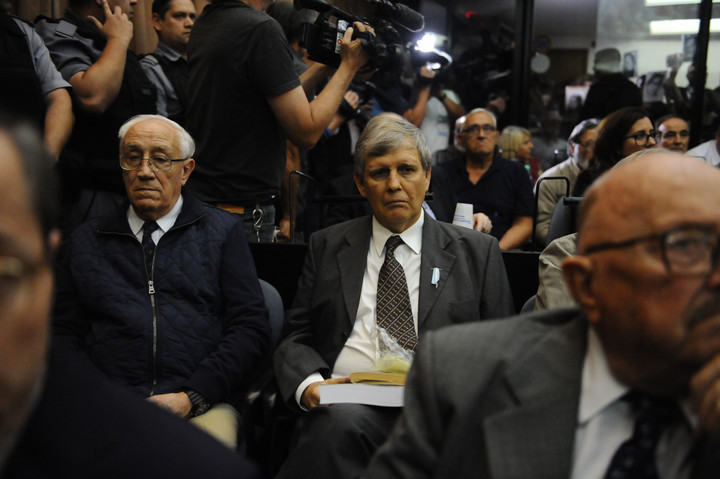 Alfredo Astiz y Jorge Acosta, ante el Tribunal Oral en lo Criminal Federal N° 5 de la Capital en 2017. FOTO PEDRO LAZARO FERNÁNDEZ.