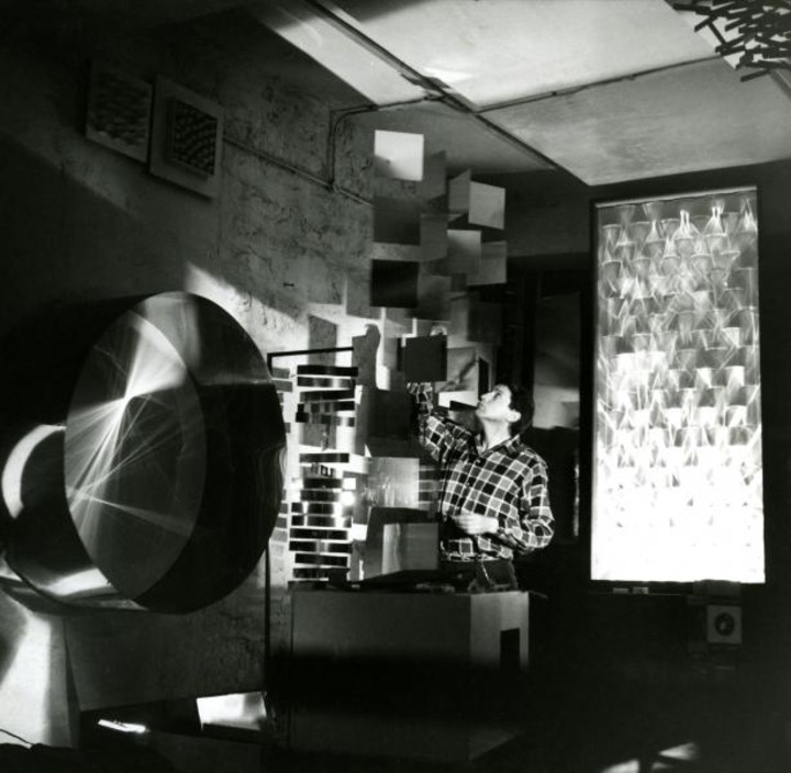 Julio Le Parc en el taller del GRAV París, 1962. 