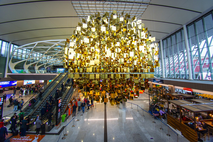 Obra Julio Le Parc en la Terminal del Aeropuerto Ezeiza, inaugurada en abril de 2024. 