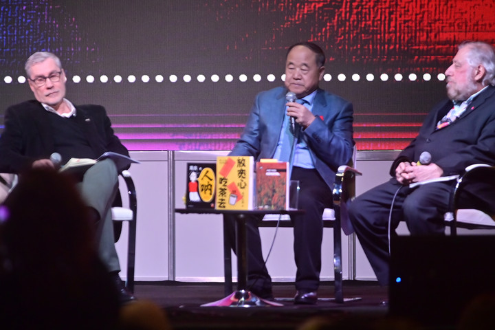 El Premio Nobel de Literatura Mo Yan el sábado en la Feria del Libro con el director de la muestra Ezequiel Martínez y el expresidente de la Fundación El Libro Alejandro Vaccaro. Foto: Matías Martin Campaya.