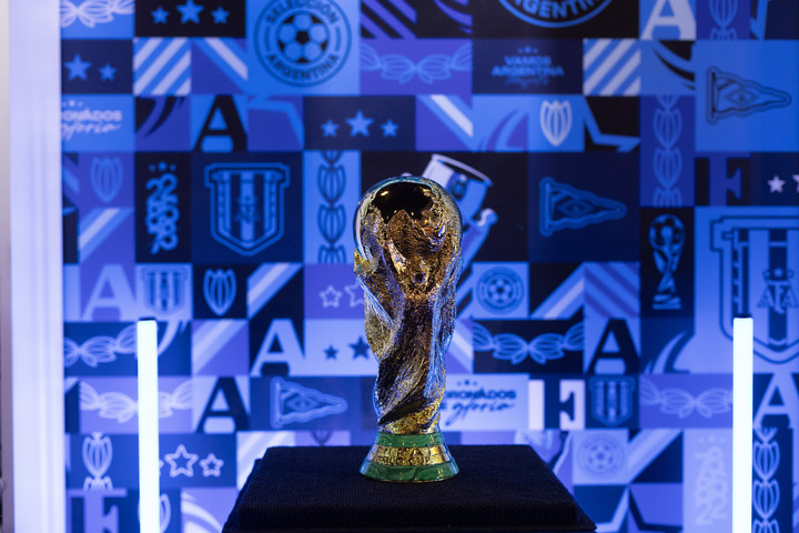 En el stand de la AFA, la Copa del Mundo está disponible para las fotos. Foto: Victoria Gesualdi.