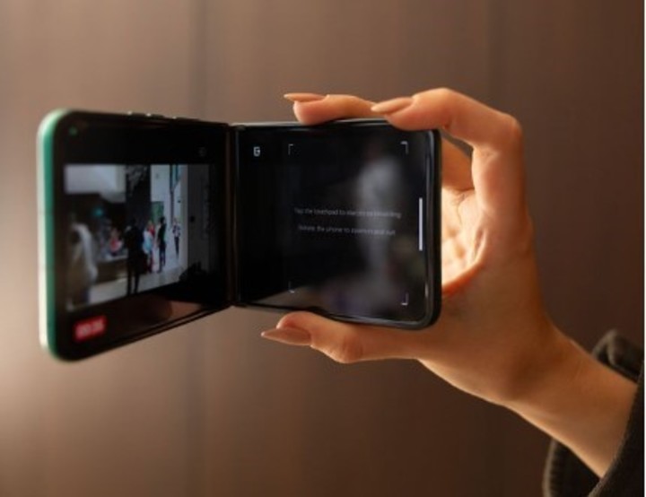 Los Razr 70 cientan con un nuevo modo "camcorder" para manejar el zoom.