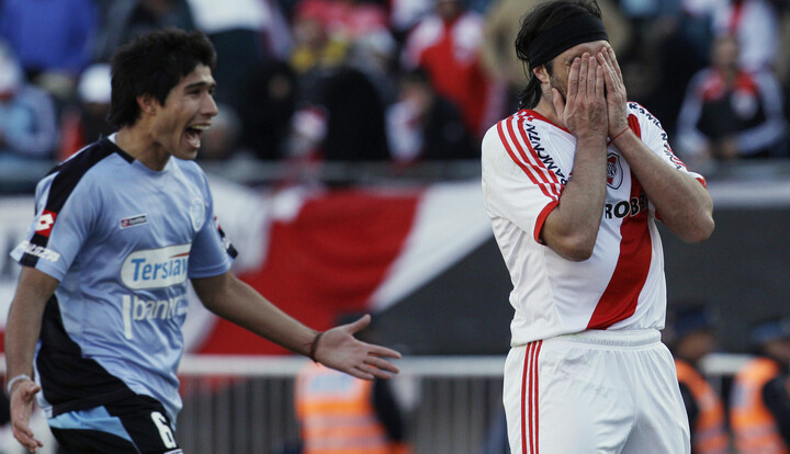 A Pavone le atajó un penal Olave, Lollo festeja y River desciende, en 2011 (AP Photo / Eduardo Di Baia).