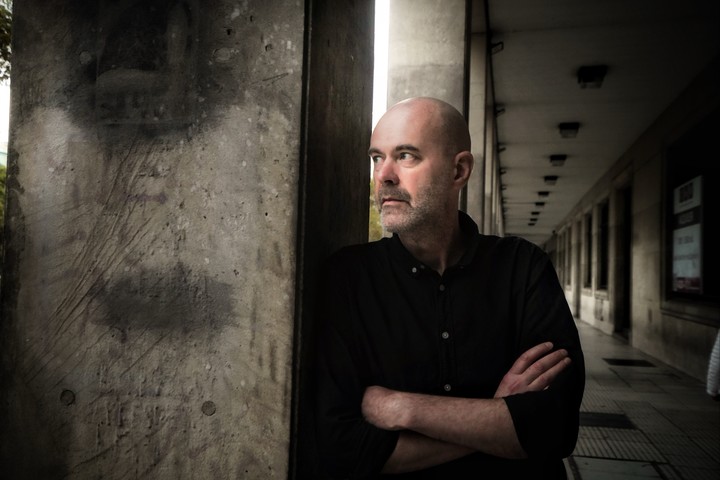 El escritor y periodista sueco Patrik Svensson visitó Buenos Aires para presentar Un inmenso azul. Foto: Ariel Grinberg.