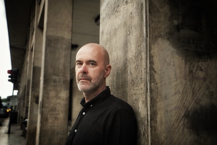 El escritor y periodista sueco Patrik Svensson visitó Buenos Aires para presentar Un inmenso azul. Foto: Ariel Grinberg.