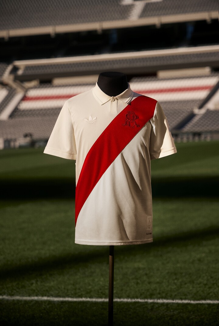 La nueva camiseta que presentó River por su aniversario 125°.