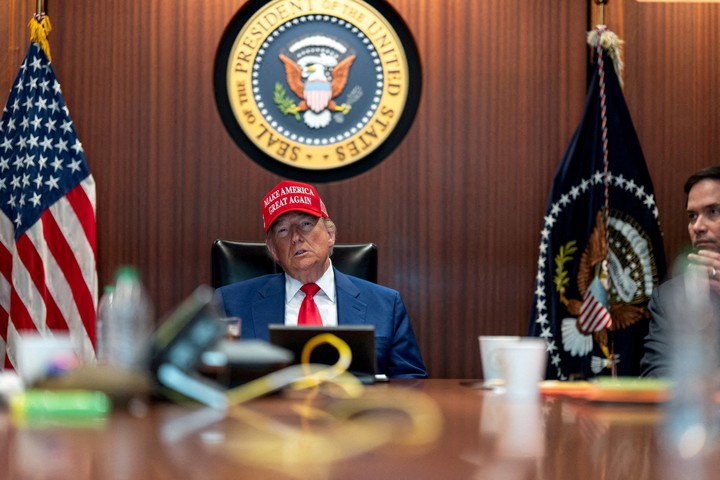 Trump celebra una reunión en la Sala de Situación de la Casa Blanca, el 21 de junio de 2025. Foto: REUTERS 