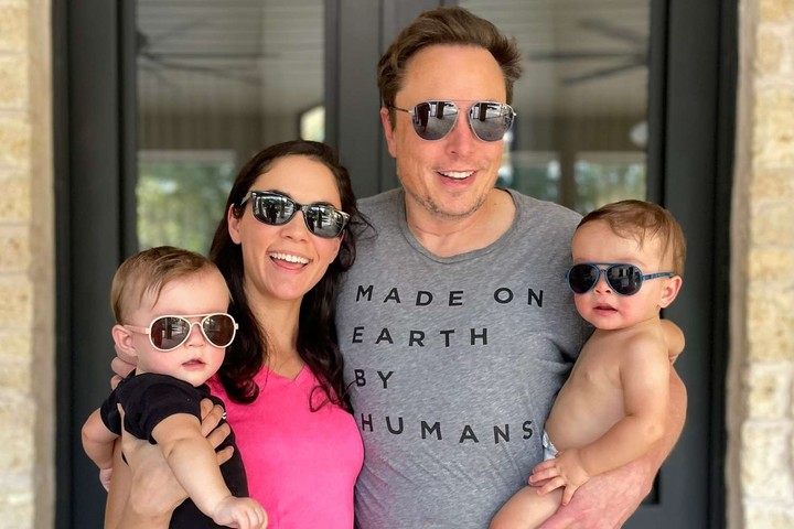 Elon Musk y Shivon Zilis con dos de sus hijos. Foto: Revista People