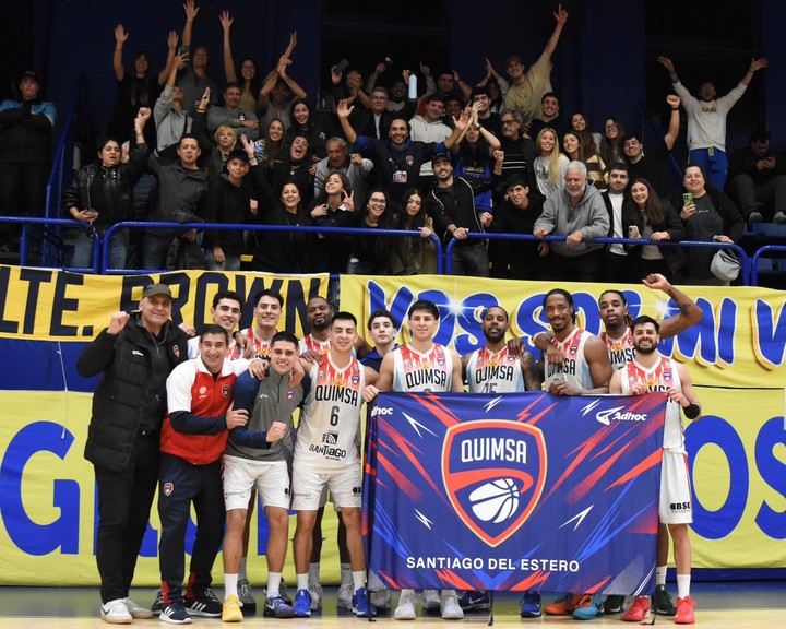 El festejo con bandera de los jugadores de Quimsa tras avanzar a la final de la Liga Nacional en la Bombonerita.
(@AAQuimsa en X).