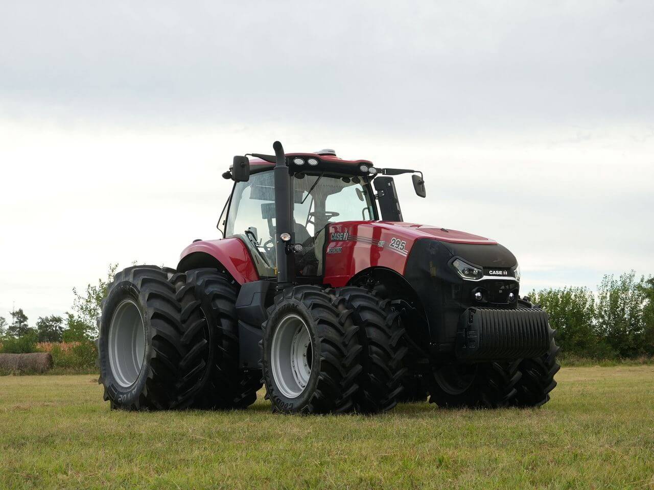Se presentará en Agroactiva: llega a Argentina la cosechadora de rotor único más grande del mundo 3 tractor