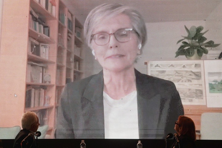 La filósofa, escritora y traductora Mariana Dimópulos, por zoom, en la presentación del Nobel JM Coetzee&nbsp;en la Feria del Libro. Foto: Martín Bonetto.