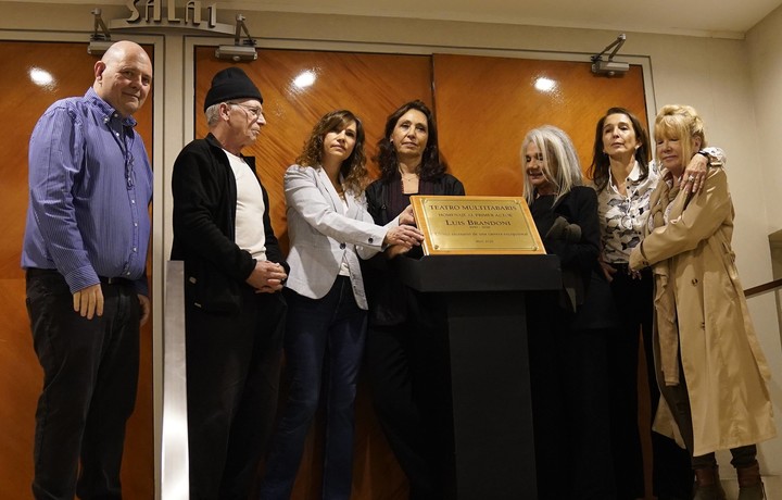 Amigos y familiares, junto a la placa en honor a Beto Brandoni.