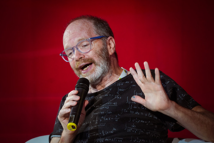 ¿Qué nos pasa cuando dormimos? Diálogo con Diego Golombek en el espacio cultural de Clarín-Ñ. Foto: Mariana Nedelcu.