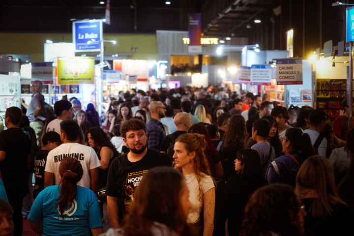 Gente y más gente en la Feria del Libro este viernes feriado. Foto: Mariana Nedelcu.