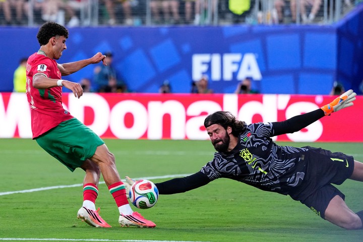 Alisson Becker salvó a Brasil sobre el final. (AP)