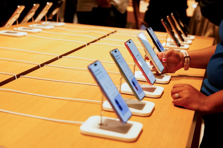 Los iPhone en la mira de los aumentos. Foto: REUTERS.