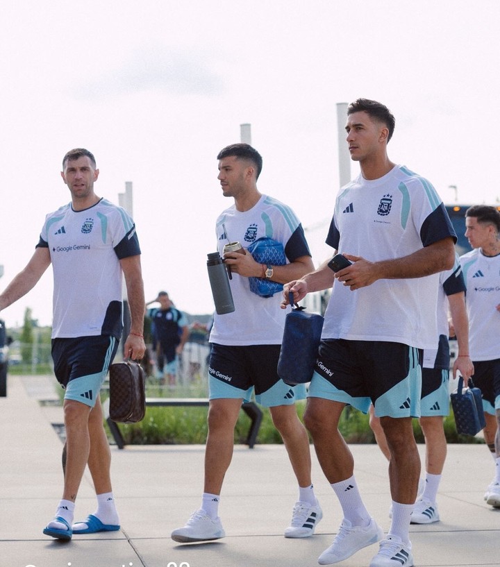 Dibu, con el equipo de arqueros.