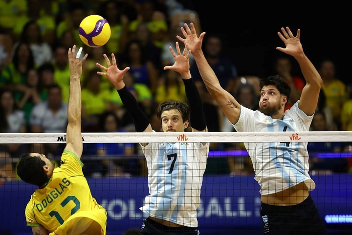Luciano Palonsky y Joaquín Gallego bloquean un ataque de Douglas en el cierre del Week 1 en Brasilia, donde Argentina cayó ante Brasil.