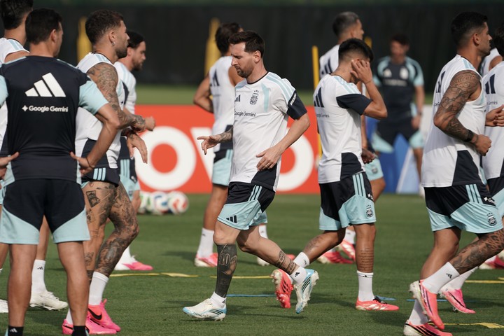 Leo le metió con todo al entrenamiento junto a sus compañeros. (Juano Tesone/ Enviado especial)