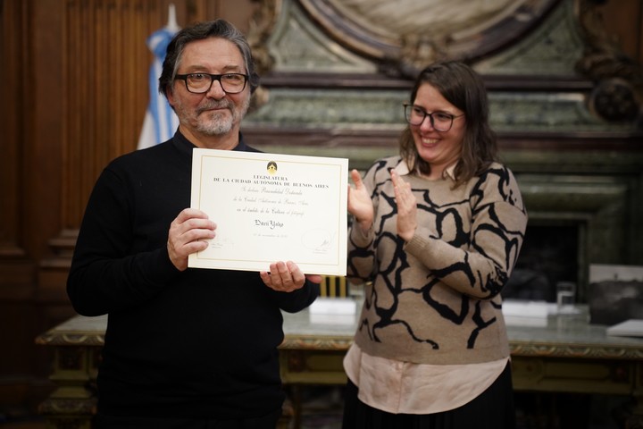 Dani Yako recibe su diploma de la diputada Inés Parry. (Fotos: Martín Bonetto). 
