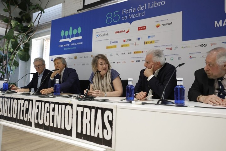 Los argentinos Alejandro G. Roemmers y Alejandro Vaccaro, junto a Álvaro Vargas Llosa y la delegada de Cultura, Turismo y Deporte de Madrid, Marta Rivera de la Cruz. Foto: gentileza.