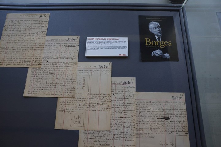 La muestra Años de esplendor literario se presentó en tándem con un libro, Borges, la colección, de Alejandro G. Roemmers y Alejandro Vaccaro, que incluye, además de fotografías, tapas de libros y documentos, los manuscritos expuestos. Foto: gentileza.