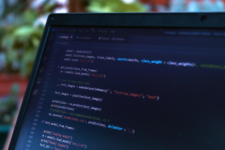 El uso intensivo de IA en programación subió el costo. Foto Pexels