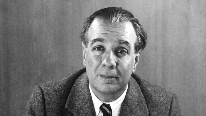 Jorge Luis Borges. El escritor argentino fue citado por Aster como un pilar fundamental en la estructura laberíntica de sus narraciones cinematográficas.