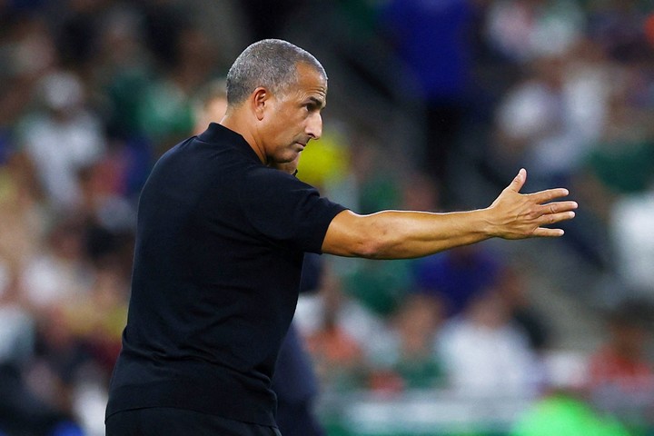 Lamouchi en la derrota de Túnez ante Suecia (Reuters).