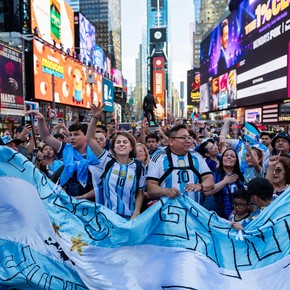 Fotos: el tremendo banderazo de los hinchas argentinos en Times Square