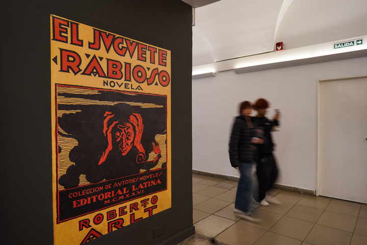 Recorrida por la muestra “El juguete Rabioso” curada Sylvia Saitta y Juan Maisonnave en el Centro Cultural Recoleta. Foto: Santi Garcia Díaz.
