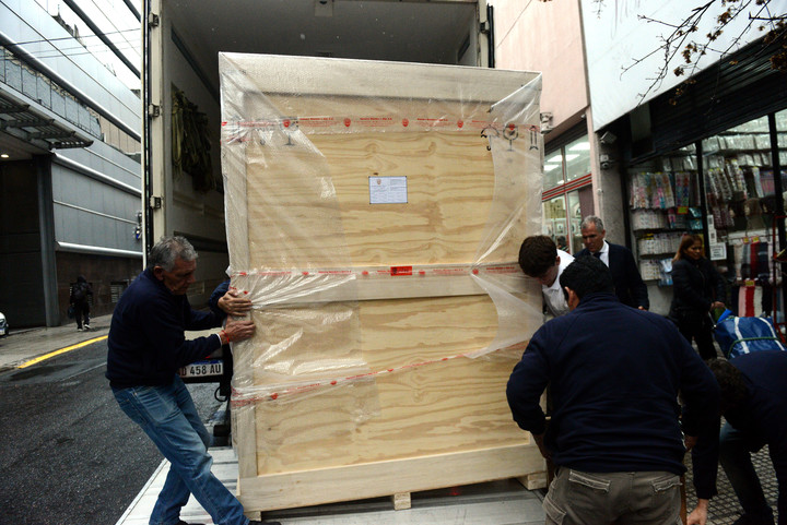 El operativo de traslado del cuadro A derradeira leición do mestre, de Castelao, costó 50 mil euros. Foto: Luciano Thieberger. 