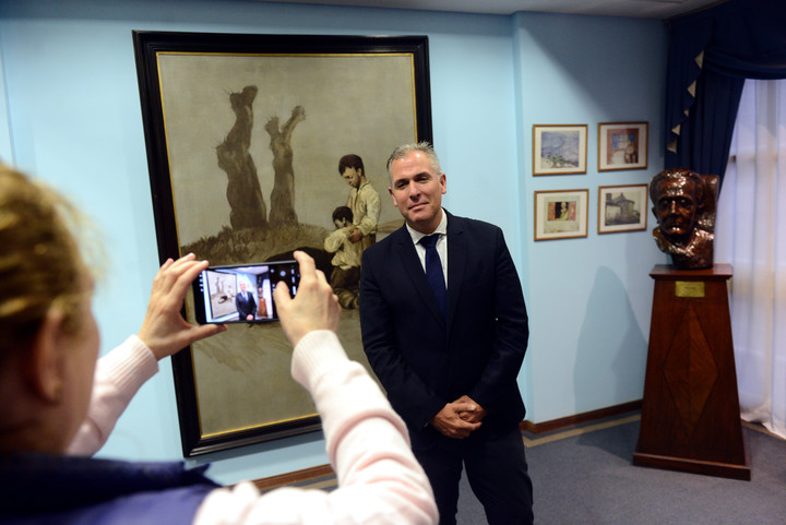 El vicepresidente de la Diputación Provincial de Pontevedra, Rafael Domínguez, acompañará el cuadro hasta España. Foto: Luciano Thieberger. 