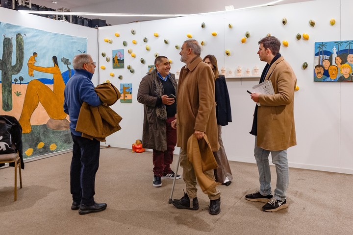Visitantes en el stand de Sandro Pereira, artista de The White Lodge. 