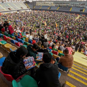 Furor en Chile por el Mundial: a pesar de no jugarlo, más de 8.000 personas se juntaron a cambiar figuritas en un estadio