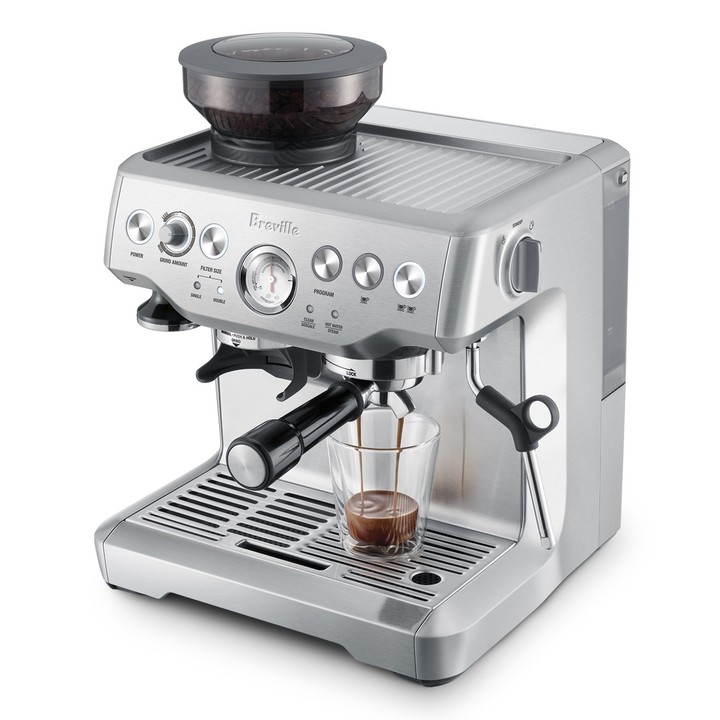 Para aficionados que quieren acercarse a la experiencia de una cafetería. (Foto: Breville Barista Express)