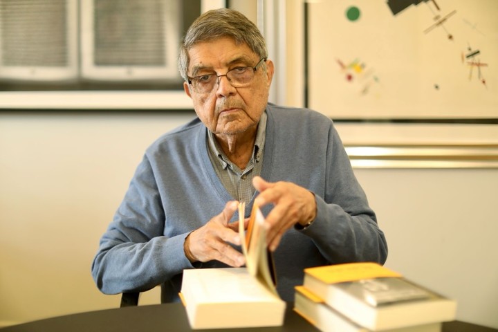 Sergio Ramírez hojea un tomo gordo de la Poesía completa de Borges. Busca el "Poema de los dones", su favorito. Foto: Cézaro De Luca