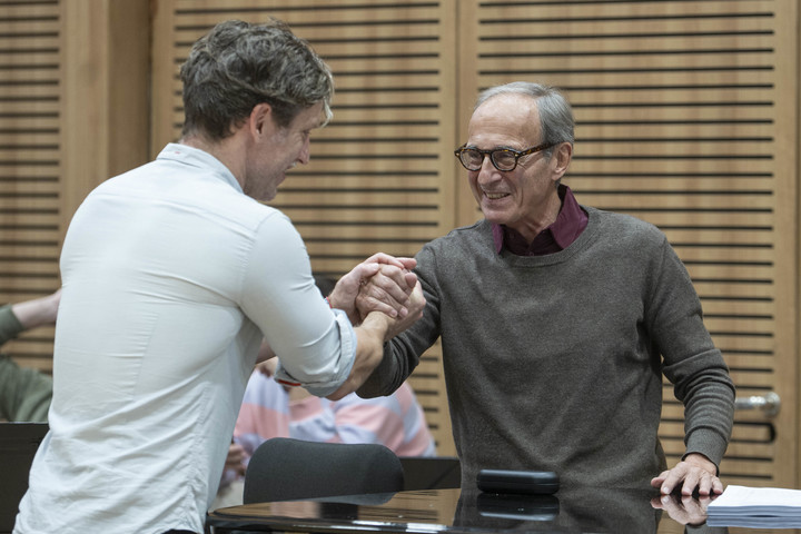 Trabajo en conjunto. Pablo Maritano y Evelino Pidò rescatan la buena química en los ensayos de "I Capuleti e i Montecchi", producción propia del Teatro Colón. Foto: Juanjo Bruzza