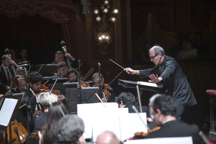 Evelino Pidò, en un ensayo con la Orquesta Estable del Teatro Colón, para la ópera "I Capuleti e I Montecchi". Foto: Juanjo Bruzza