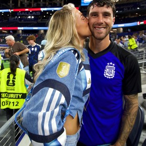 La novia de Senesi compartió cómo vivió el debut de su pareja: un look llamativo y el gracioso comentario por una patada al defensor