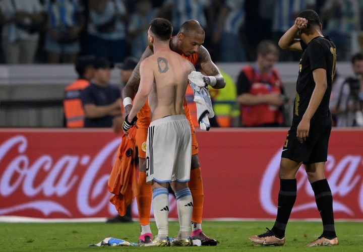Messi y su particular intercambio con Room (AFP).