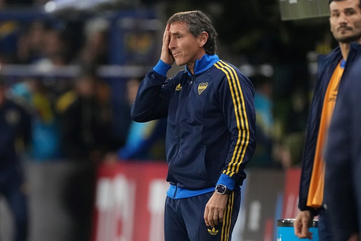 Coach Claudio Ubeda of Argentina's Boca Juniors reacts during a Copa Libertadores Group D soccer match against Chile's Universidad Catolica in Buenos Aires, Argentina, Thursday, May 28, 2026. (AP Photo/Gustavo Garello)