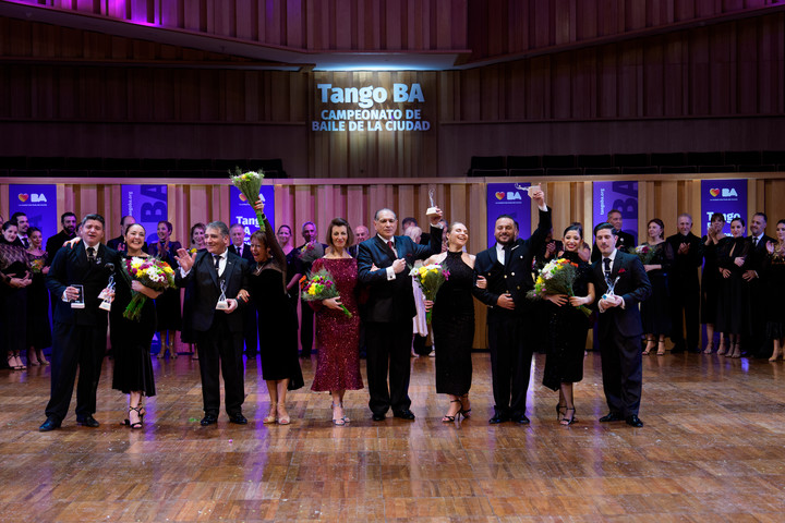 Todos los ganadores, con los campeones de la categoría Senior en el medio.