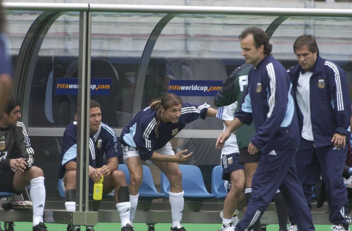 Marcelo Bielsa, durante aquel empate ante Suecia como DT de Argentina en el Mundial 2002, donde quedó afuera en fase de grupos.