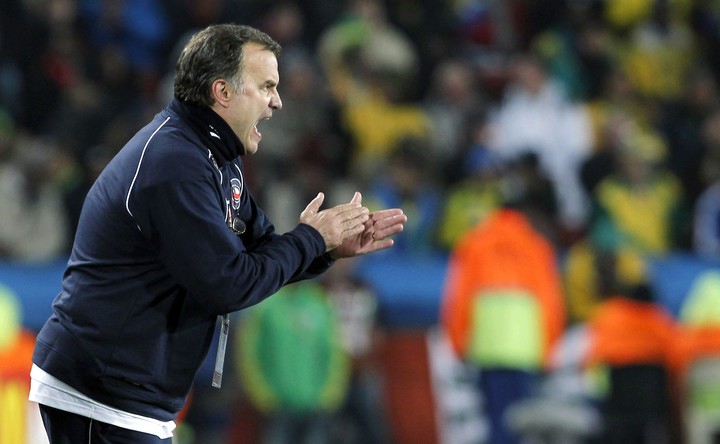 Marcelo Bielsa, durante la derrota 3-0 de Chile ante Brasil en los octavos del Mundial de Sudáfrica 2010.
(EFE)