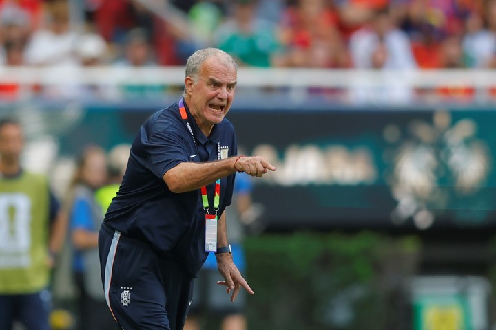 Marcelo Bielsa dando indicaciones a sus jugadores durante la derrota de Uruguay ante España en el último partido de la fase de grupos.
(EFE/ Francisco Guasco).