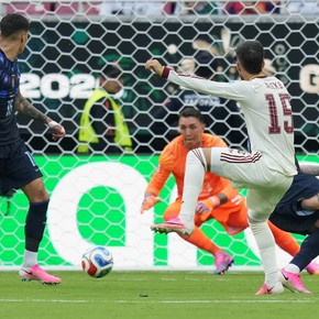Video: otro error de Muslera y Bielsa lo sacó