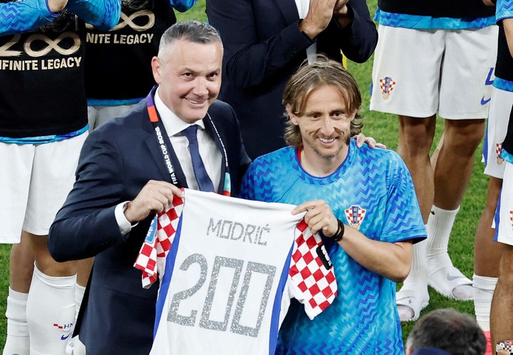 Modric posa con la camiseta que le entregó el presidente de la federación croata, Marijan Kustic (Reuters).